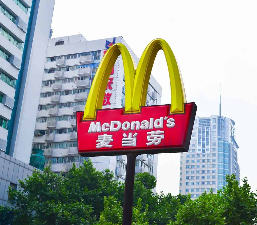 MIANYANG, CINA - 31 maggio: Un logo di McDonalds in un ristorante a MianYang, Cina, il 31 maggio 2013.McDonald's è una delle principali catene di ristoranti fast-food in Cina.