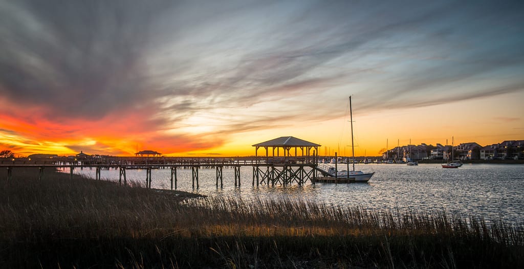 Un tramonto infuocato si estende su James Island, vicino a Charleston, SC.