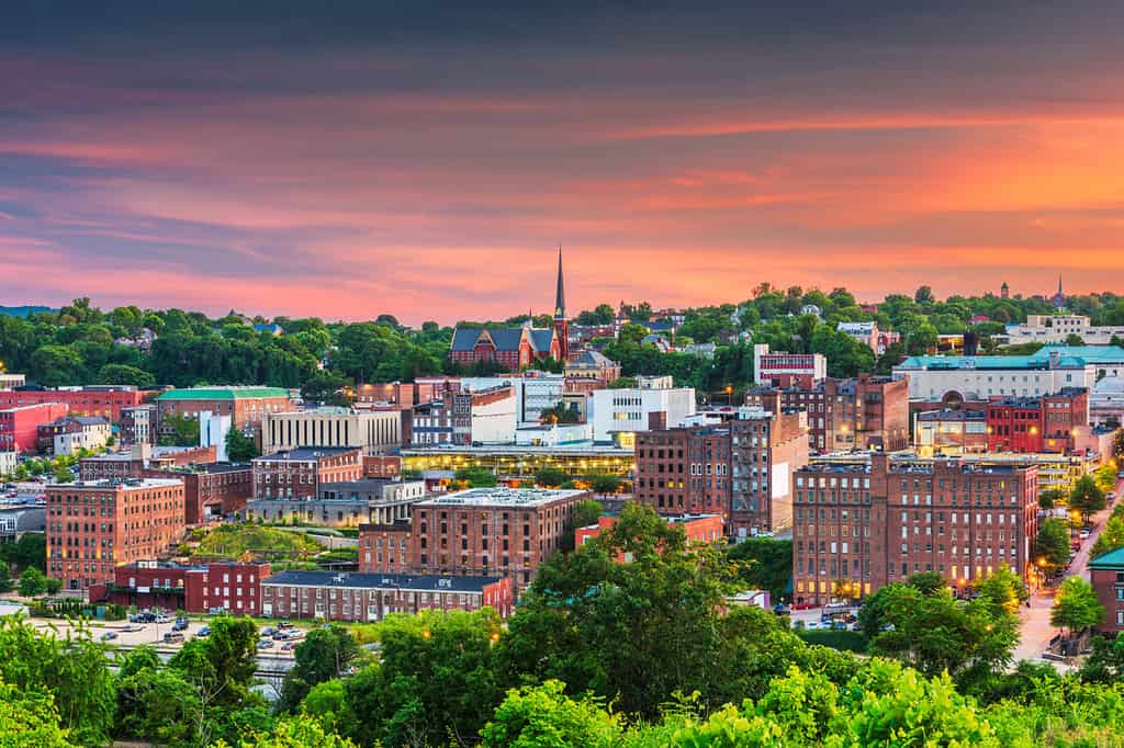 Lynchburg, Virginia, Stati Uniti d'America skyline del centro città al crepuscolo.