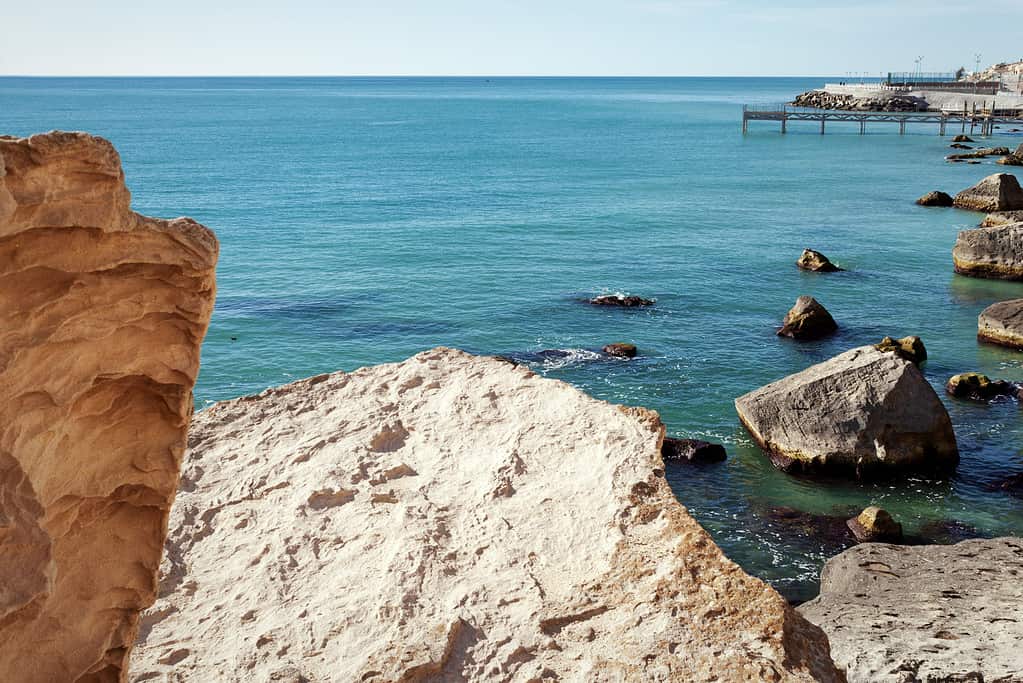 Costa rocciosa del Mar Caspio.