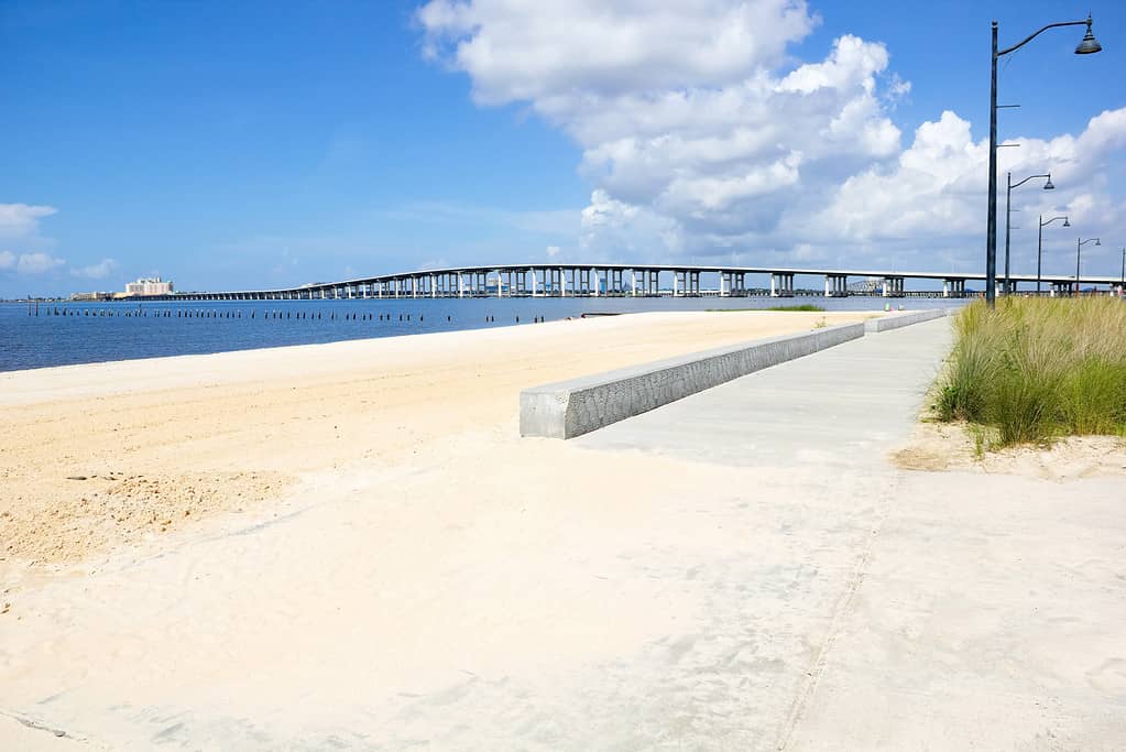 Biloxi Bay Bridge visto da Ocean Springs Beach