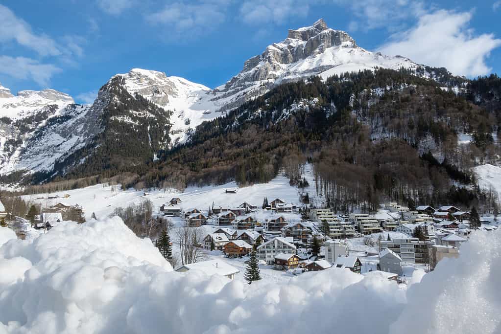 Vista invernale innevata in una stazione sciistica svizzera di Engelberg