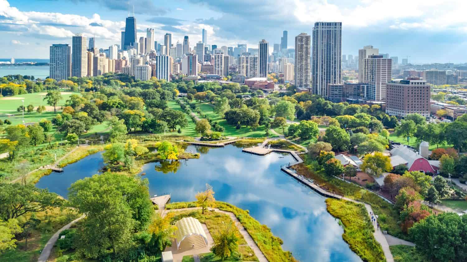 Vista aerea del drone dello skyline di Chicago dall'alto, sul lago Michigan e sulla vista dell'uccello del paesaggio urbano dei grattacieli del centro della città di Chicago dal parco, Illinois, Stati Uniti