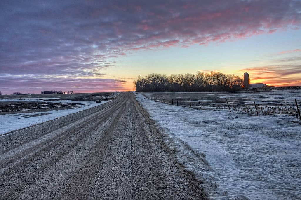 Un'alba presto in una fredda mattina d'inverno nelle zone rurali del Sud Dakota vicino a Valley Springs