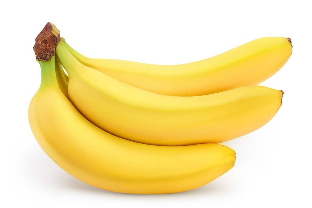 Casco di banane isolato su sfondo bianco con tracciato di ritaglio e profondità di campo completa.