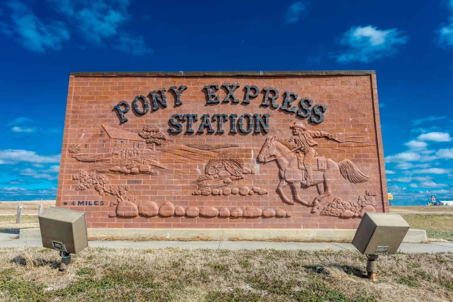 Il cartello del Pony Express, Hollenberg Ranch, fuori dalla Route 36, Nebraska, segna il punto nel 1860/61 in cui funzionava il Pony Express