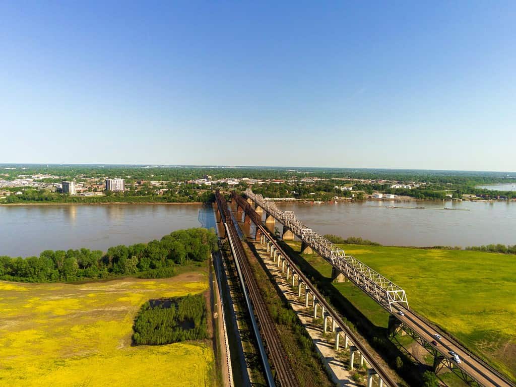 Il Memphis Arkansas Memorial Bridge sulla Interstate 55 che attraversa il fiume Mississippi tra West Memphis, Arkansas e Memphis, Tennessee.  con il ponte Frisco e il ponte Harahan sullo sfondo