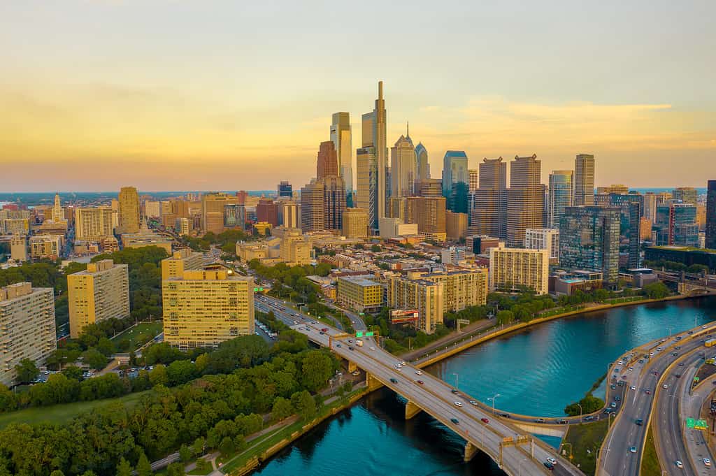 Incredibile skyline ravvicinato di Filadelfia, Pennsylvania dal punto di vista del drone aereo durante il tramonto