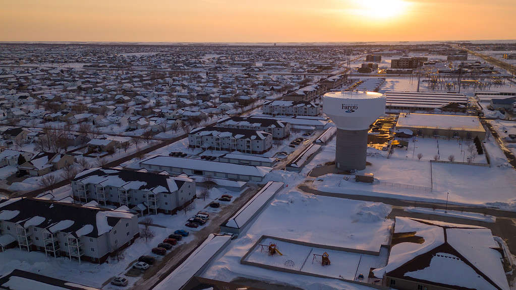 Tramonto sulla città.  Fargo, Nord Dakota.  Tempesta di neve in città