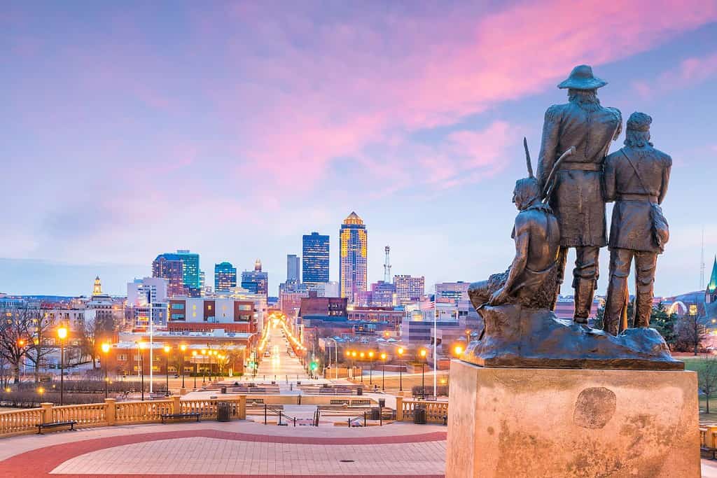 Lo skyline di Des Moines Iowa negli Stati Uniti con la statua del Pioniere dell'ex territorio (statua di più di 60 anni) fu completata nel 1892