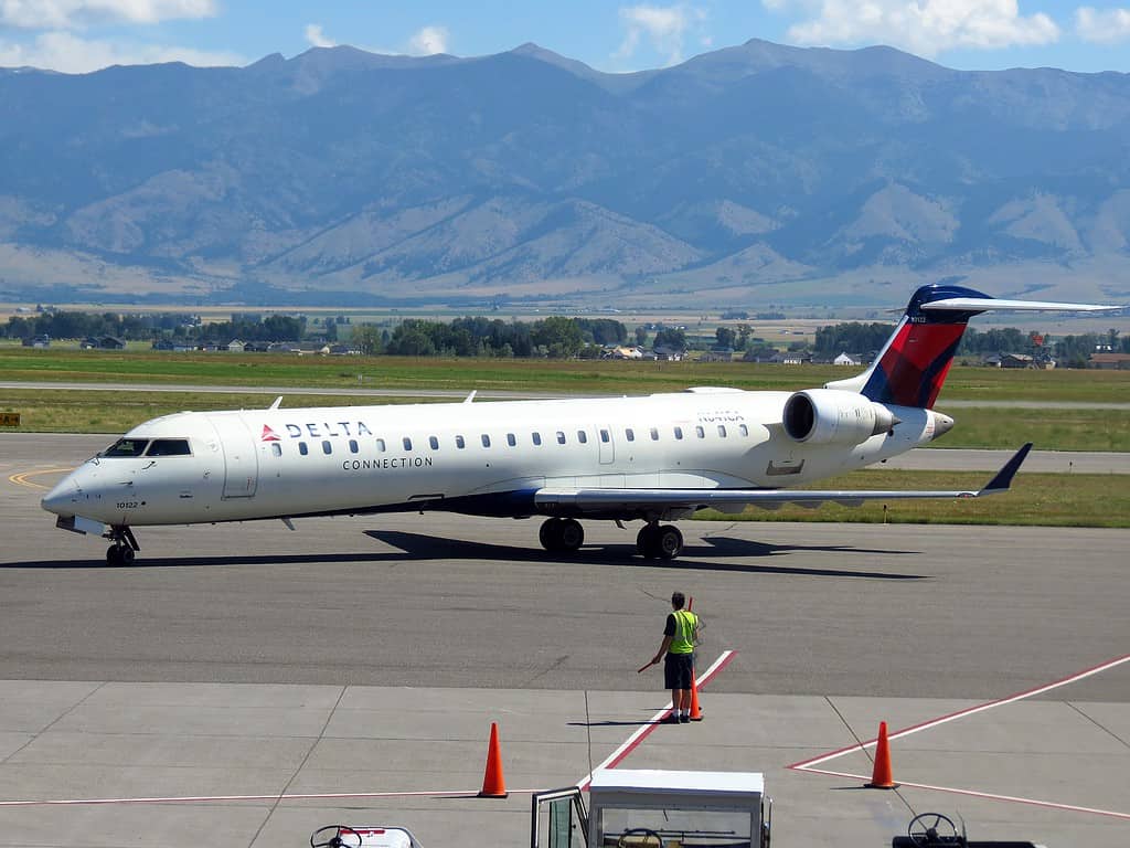 Un Delta Connection CRJ700 sull'asfalto, con i Monti Bridger sullo sfondo