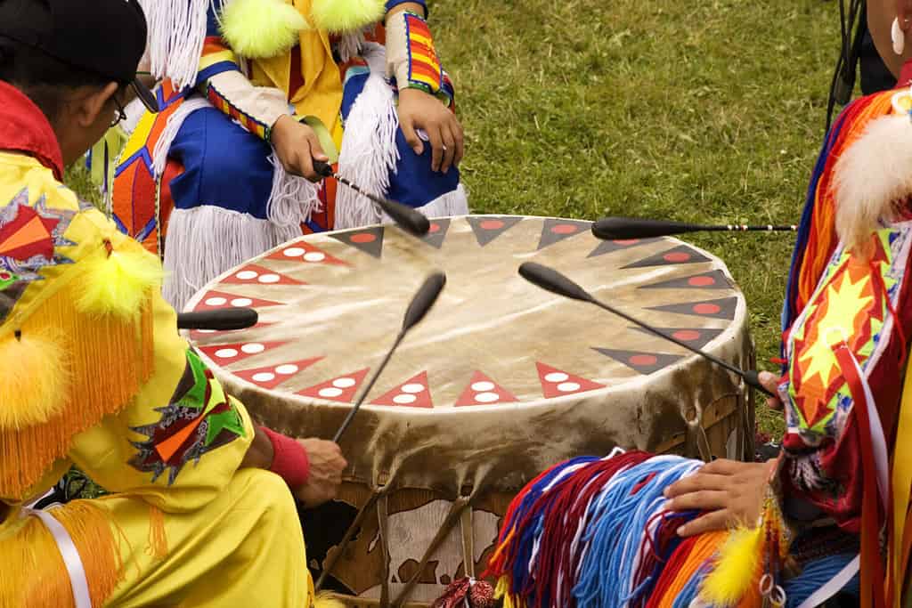 Indiani che suonano la batteria durante un Pow Wow