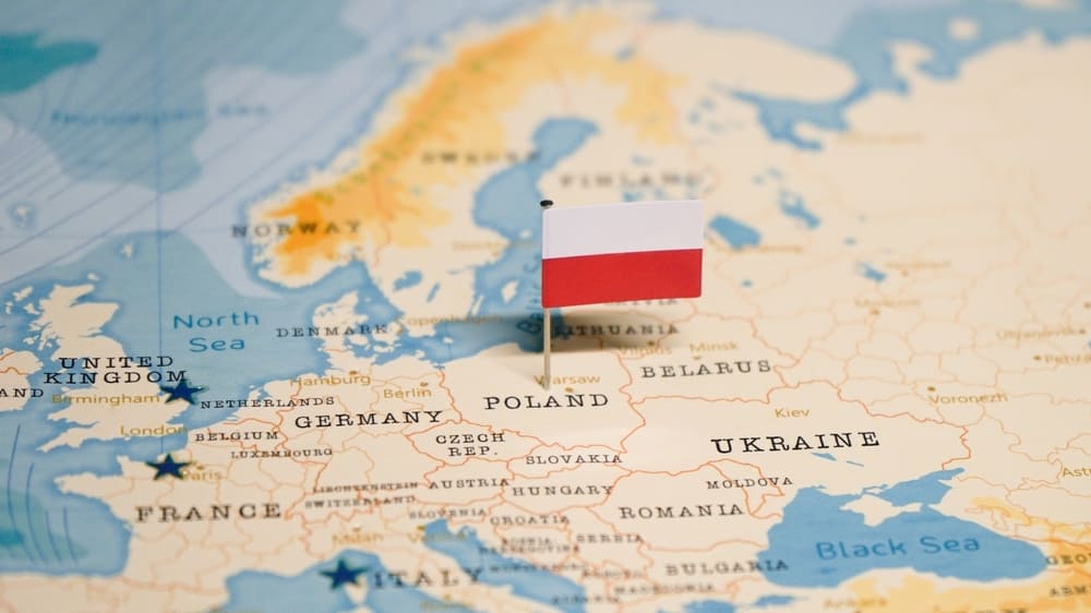 La bandiera della Polonia sulla mappa del mondo.