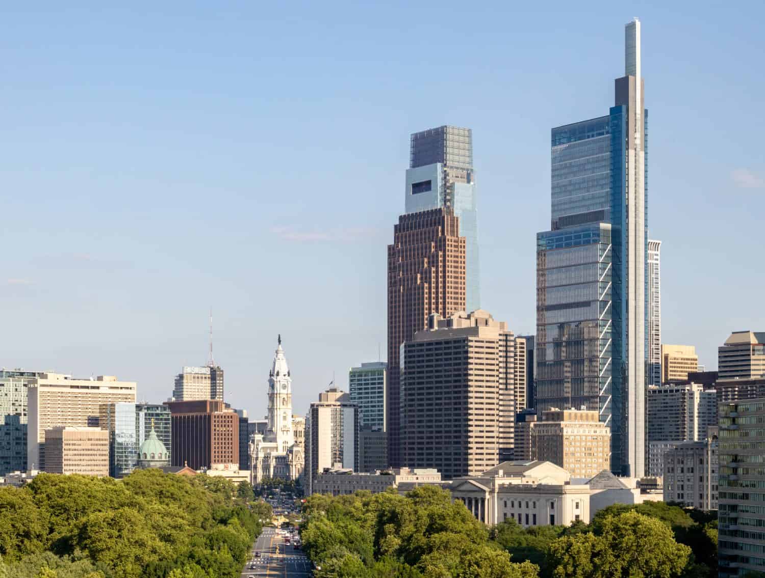 Veduta aerea dello skyline di Filadelfia che mostra il municipio, il Comcast Center, il Comcast Technology Center e la Benjamin Franklin Parkway, Filadelfia, Pennsylvania, USA