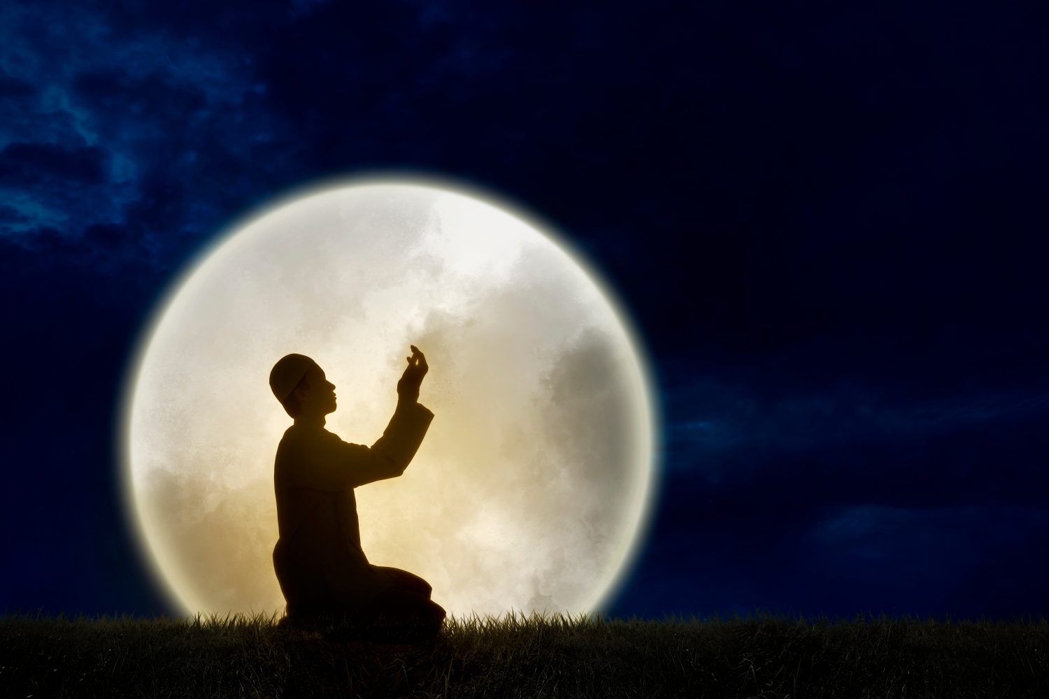 Immagine a doppia esposizione della silhouette di un uomo musulmano che prega con un enorme sfondo al chiaro di luna piena