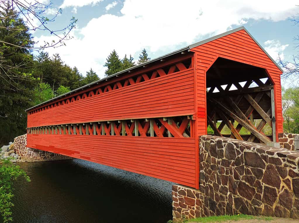 Pittoresco ponte coperto di legno rosso Sachs sul torrente paludoso in primavera a Gettysburg, Pennsylvania