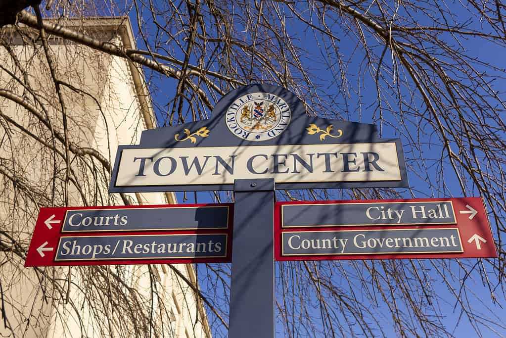 cartello situato nel centro della città di Rockville, nel Maryland, che mostra le indicazioni di negozi, tribunali e uffici governativi