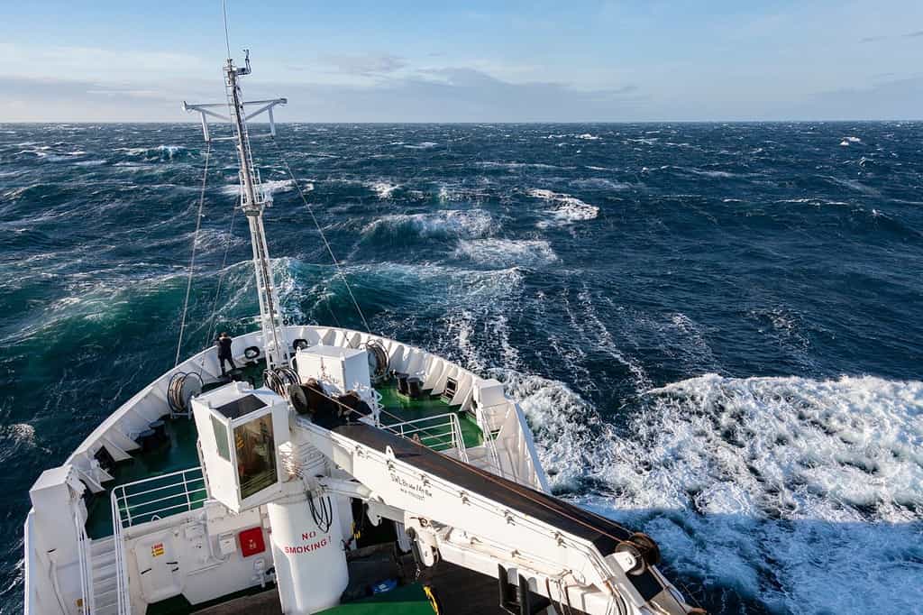 Mare mosso nello stretto di Danimarca (o stretto di Groenlandia) nell'Oceano Atlantico settentrionale tra l'Islanda e la Groenlandia.