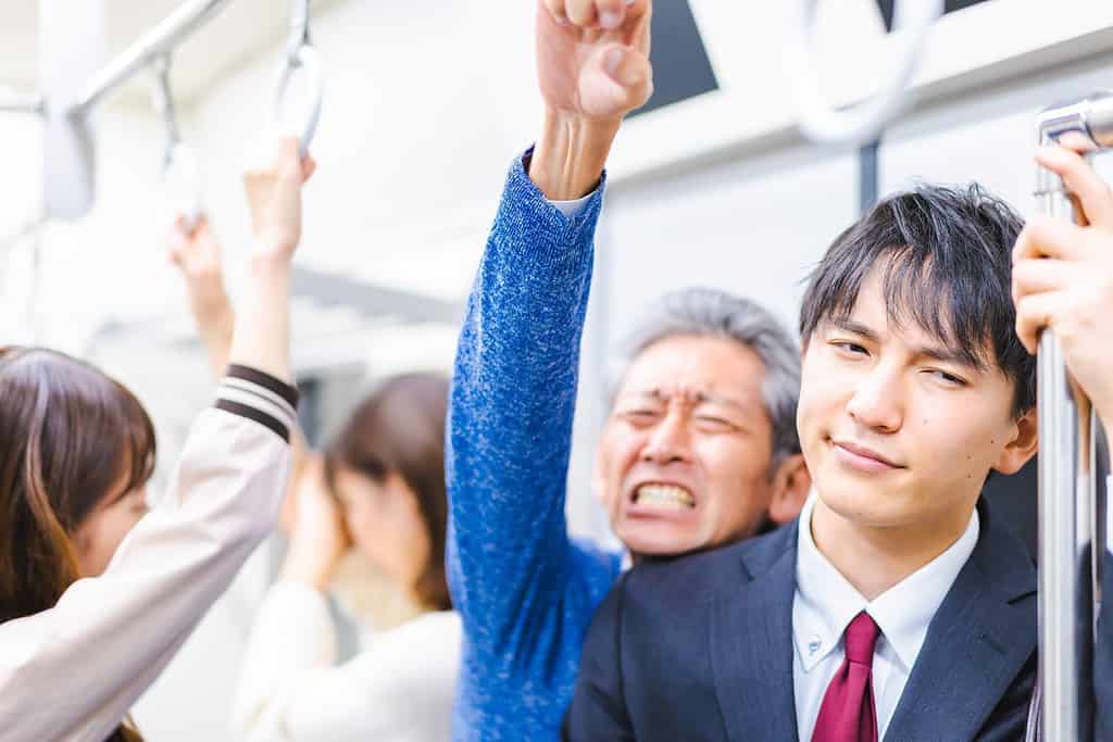 Uomini d'affari che viaggiano su treni affollati