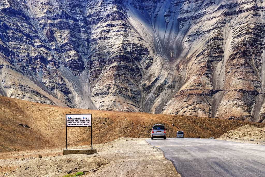 Scopri Magnetic Hill, India: dove la tua auto si muoverà da sola
