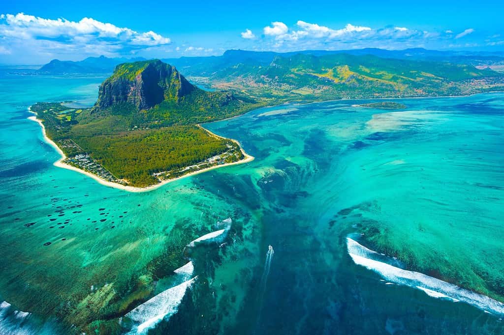 Veduta aerea dell'isola Mauritius e della montagna Le Morne Brabant con la bellissima laguna blu e l'illusione della cascata sottomarina