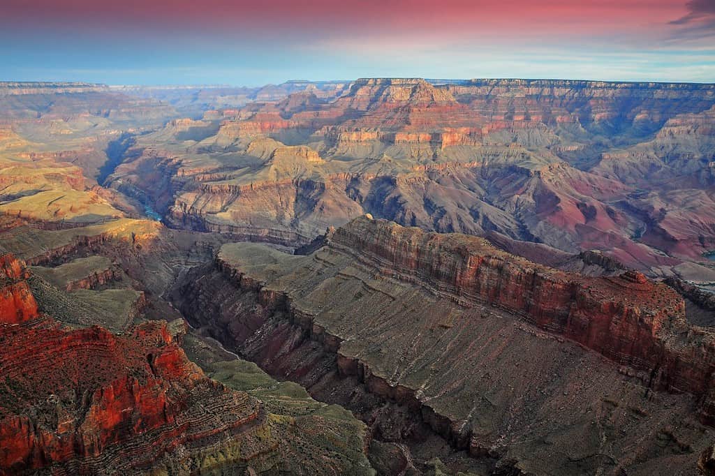 Alba a Lipan Point, Desert View Drive, Parco Nazionale del Grand Canyon, Arizona, Stati Uniti (fuoco selettivo)