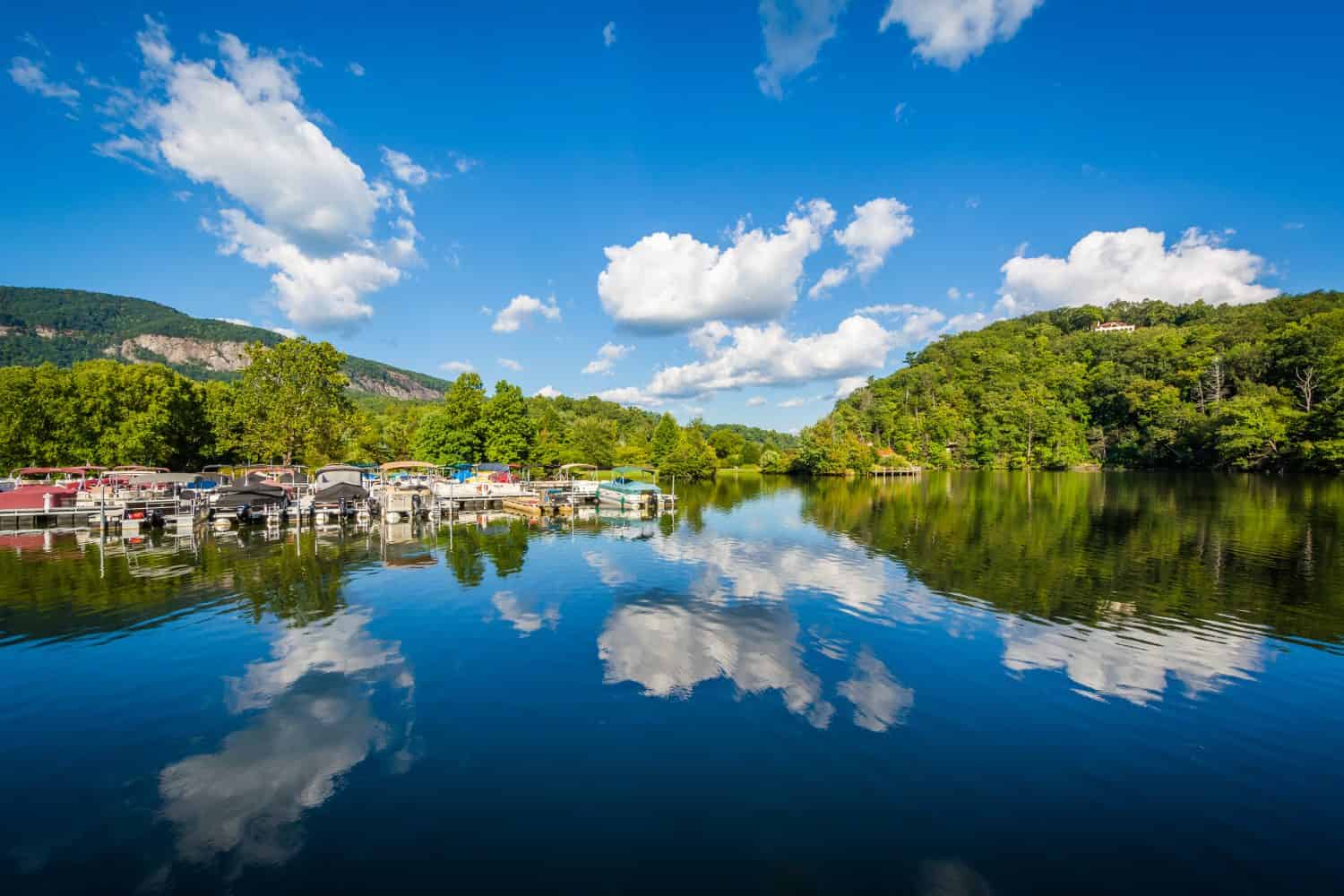 Belle nuvole sul lago Lure, a Lake Lure, Carolina del Nord.