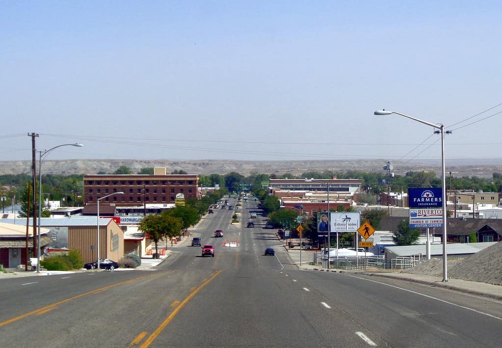 Centro di Riverton, Wyoming.  La vista è rivolta verso est lungo W. Main Street.