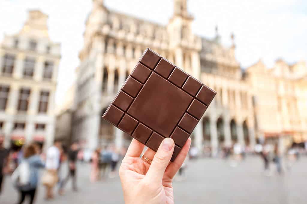 Con in mano una tavoletta di cioccolato a Bruxelles