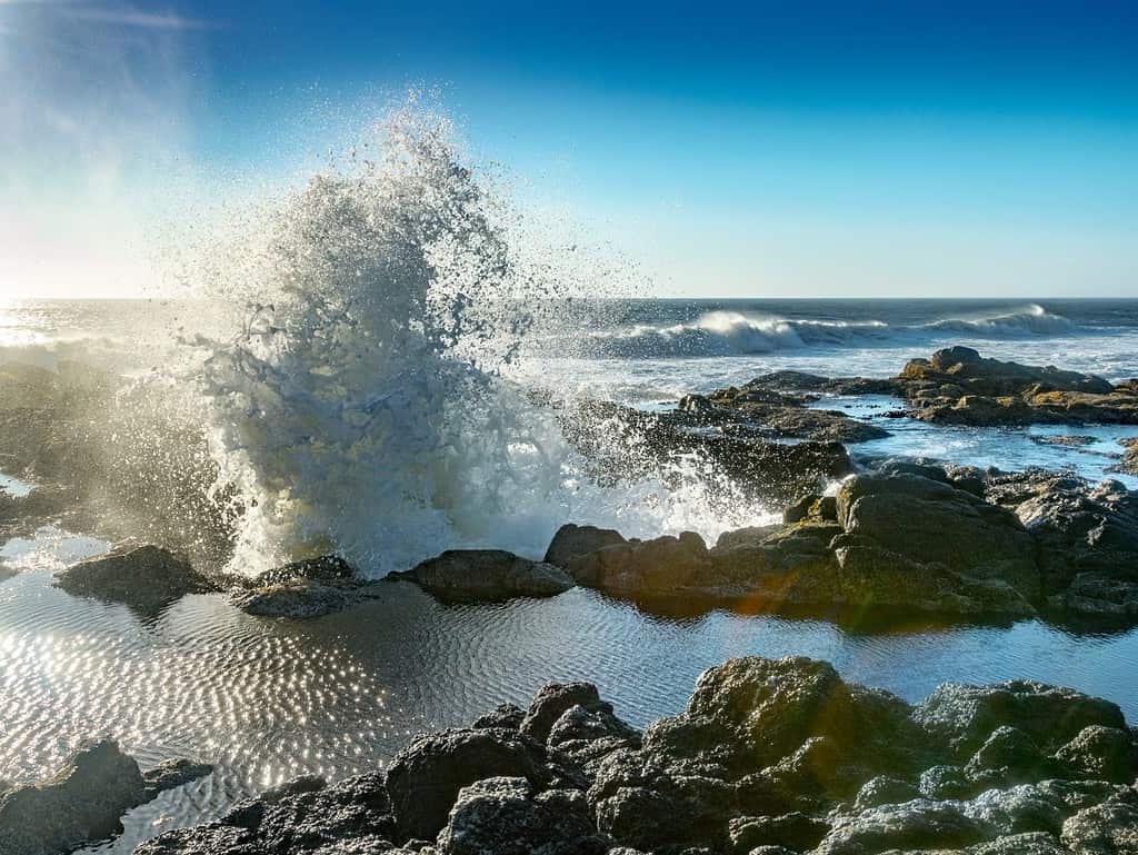L'onda esplode dal pozzo di Thor lungo la costa di Capo Perpetua