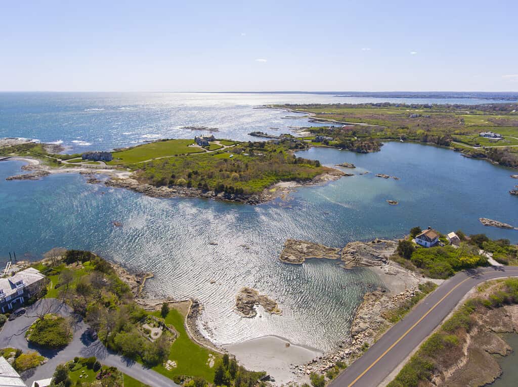 Veduta aerea di palazzi storici nel quartiere storico di Ocean Drive vicino a Goose Neck nella città di Newport, Rhode Island RI, Stati Uniti.