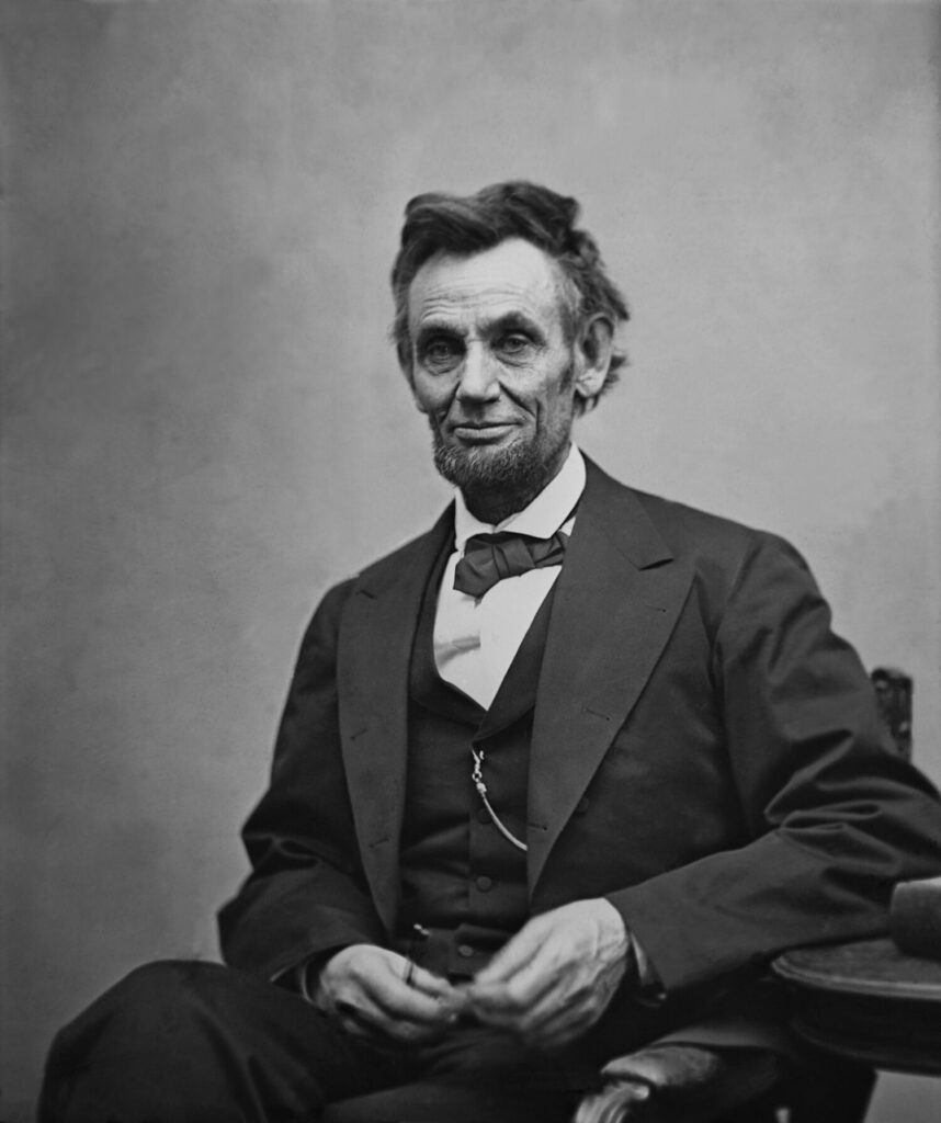 Abraham Lincoln (1809-1865) seduto con in mano gli occhiali e una matita il 5 febbraio 1865 in un ritratto di Alexander Gardner.