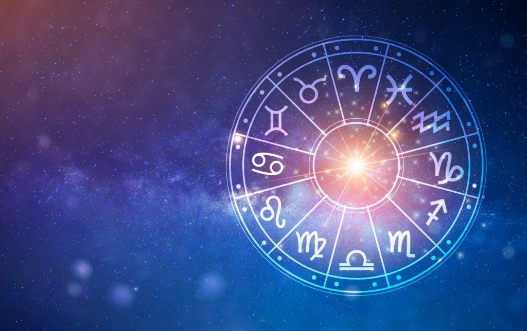 Segni zodiacali all'interno del cerchio dell'oroscopo.  Astrologia nel cielo con molte stelle e lune concetto di astrologia e oroscopi