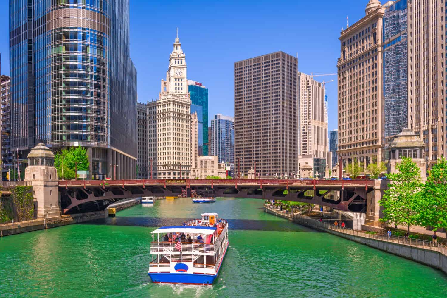 Crociera turistica a Chicago, Illinois, USA e skyline sul fiume.