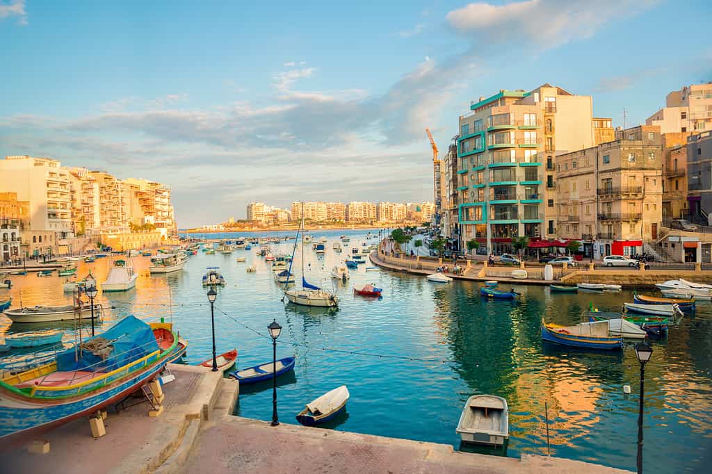 Bellissima vista del porto con yacht e barche maltesi a St. Julians a Sliema, Spinola Bay, Malta