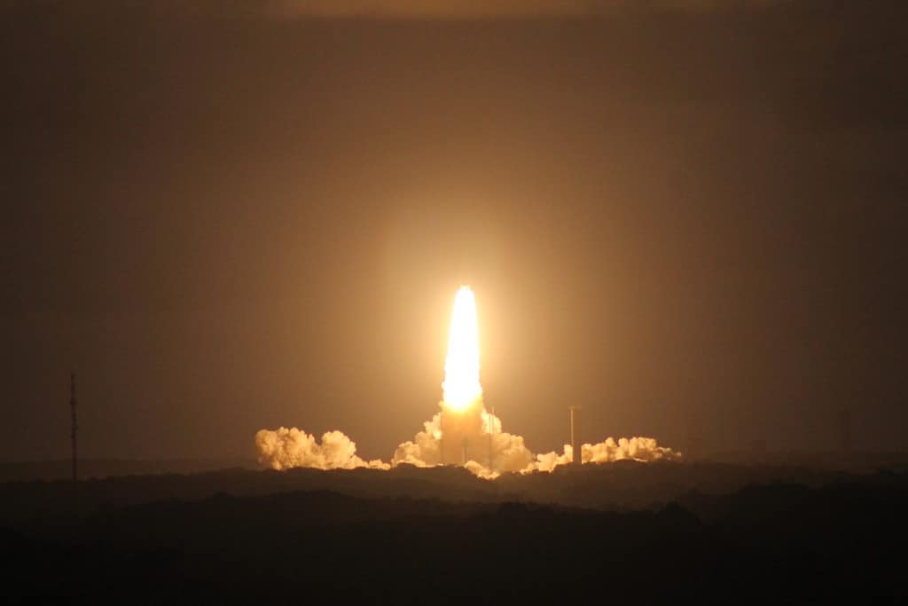 Lancio del razzo Ariane 5 nello spazio, nella Guyana francese, lancement de la fusée Ariane 5