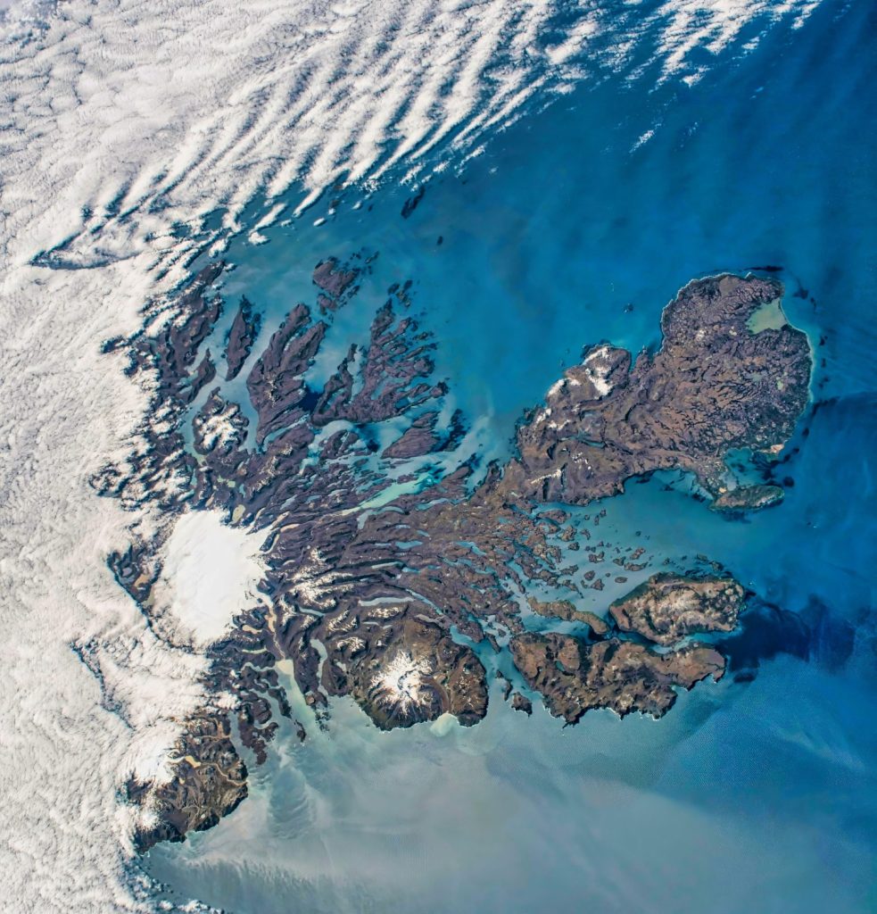 Salutando le Isole Kerguelen.  Sono geograficamente isolati ma scientificamente e visivamente convincenti.  Elementi di questa immagine forniti dalla NASA.