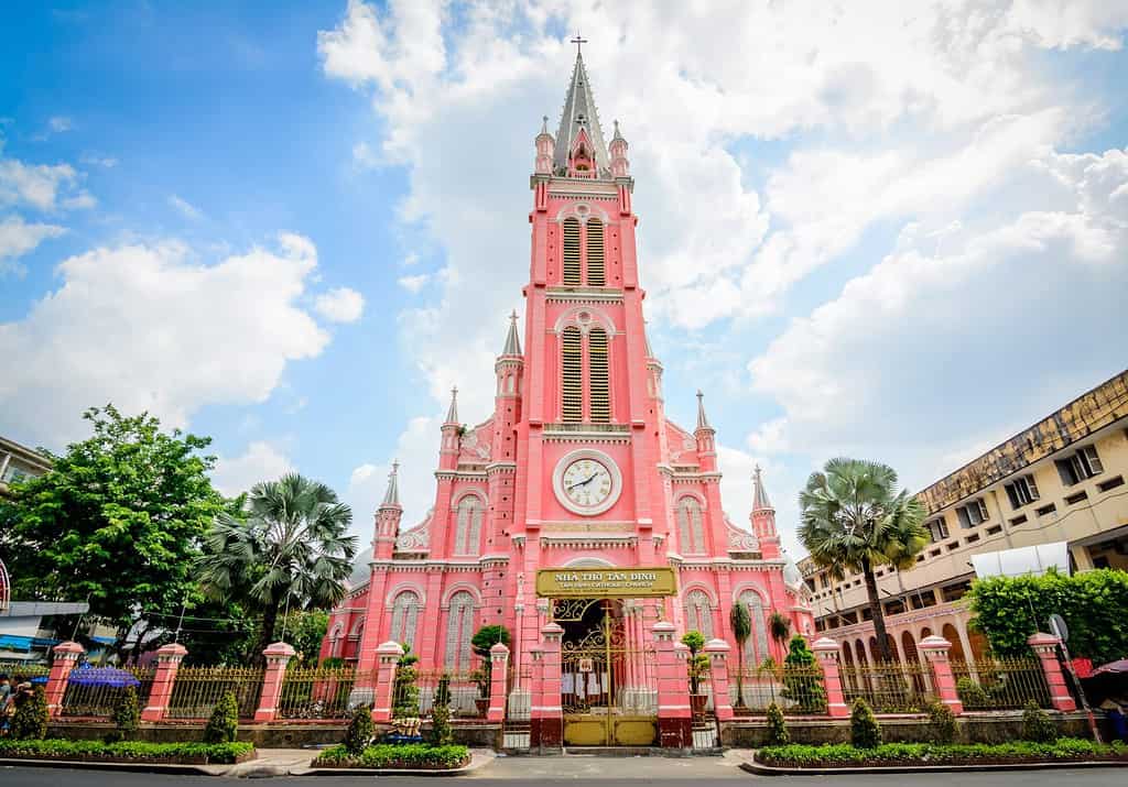 La chiesa di Tan Dinh Saigon è una chiesa rosa, in stile rumeno, la seconda più grande della città di Ho Chi Minh, in Vietnam, dove puoi vedere intricati elementi gotici e rinascimentali sopravvissuti ai periodi turbolenti del Vietnam.