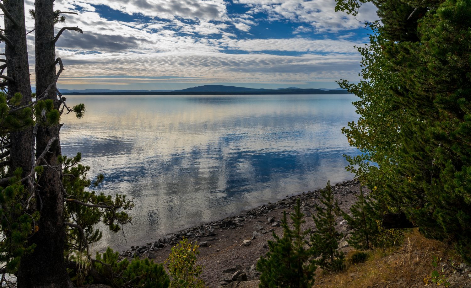 Questa è una vista dell'imponente Lago Yellowstone a settembre nel Parco Nazionale di Yellowstone nel Wyoming.