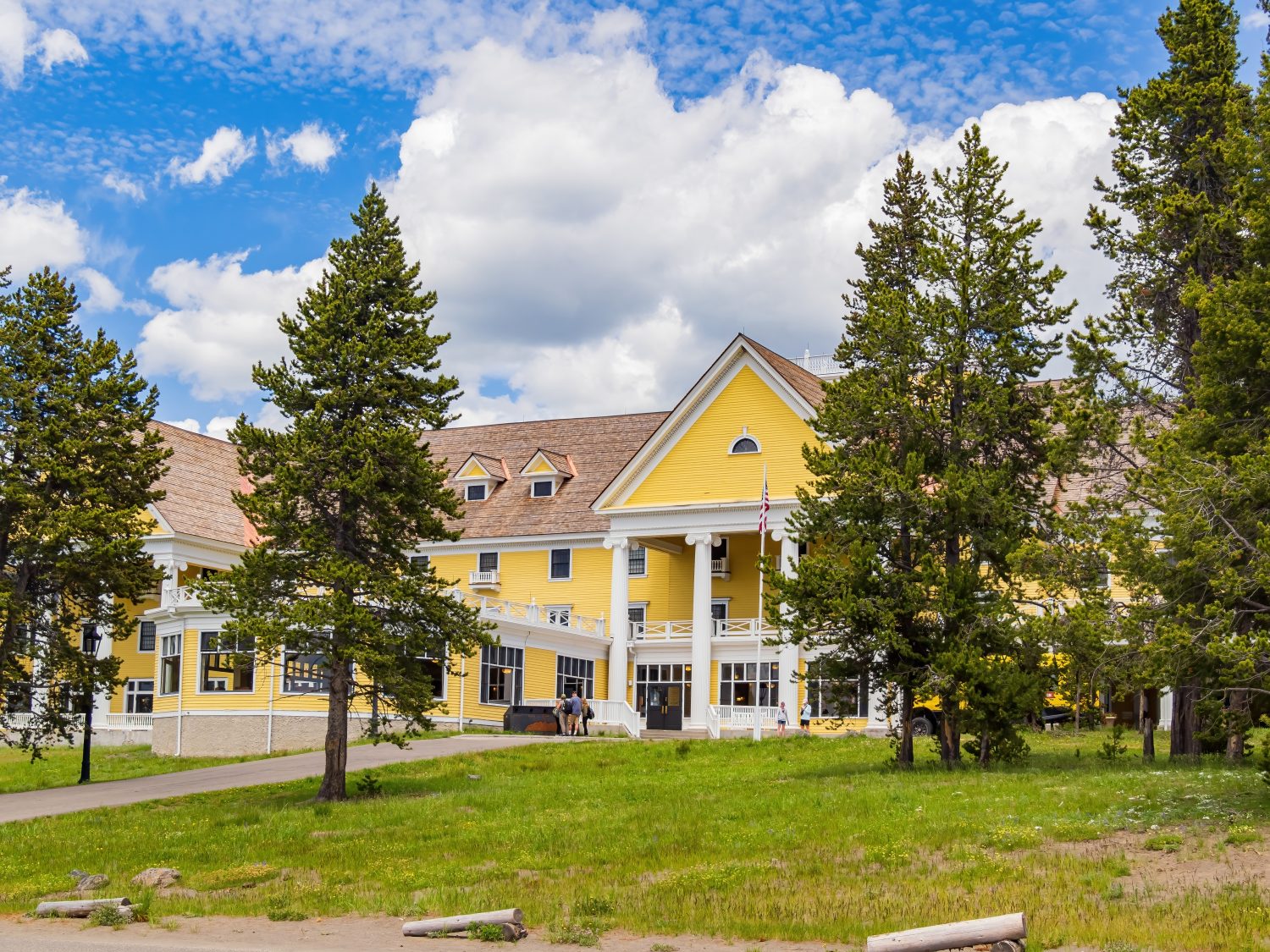 Bellissimo e soleggiato Lake Yellowstone Hotel nel Parco Nazionale di Yellowstone nel Wyoming