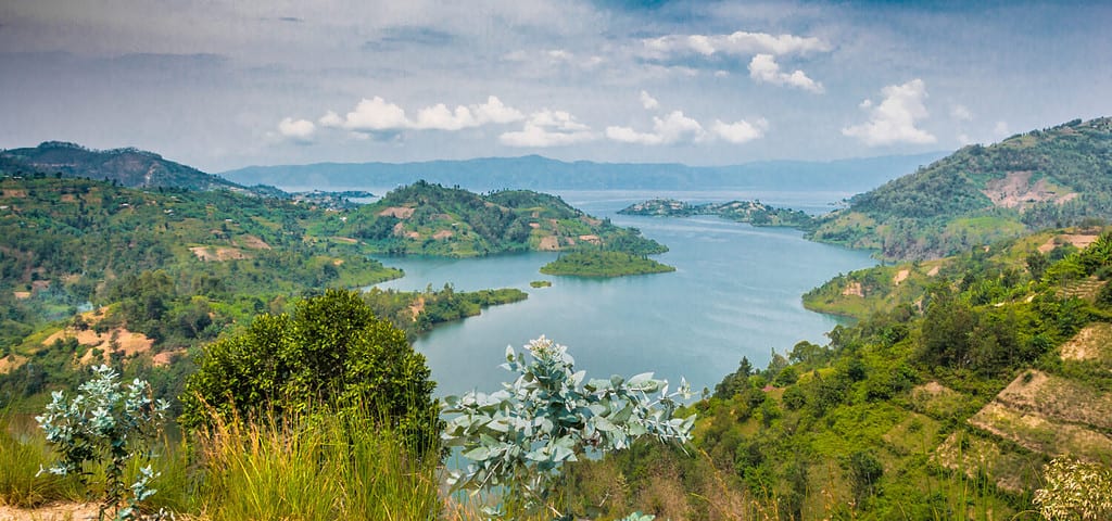 Vista panoramica dall'alto del Lago Kivu, paesaggio maestoso, Ruanda, immagine sfocata
