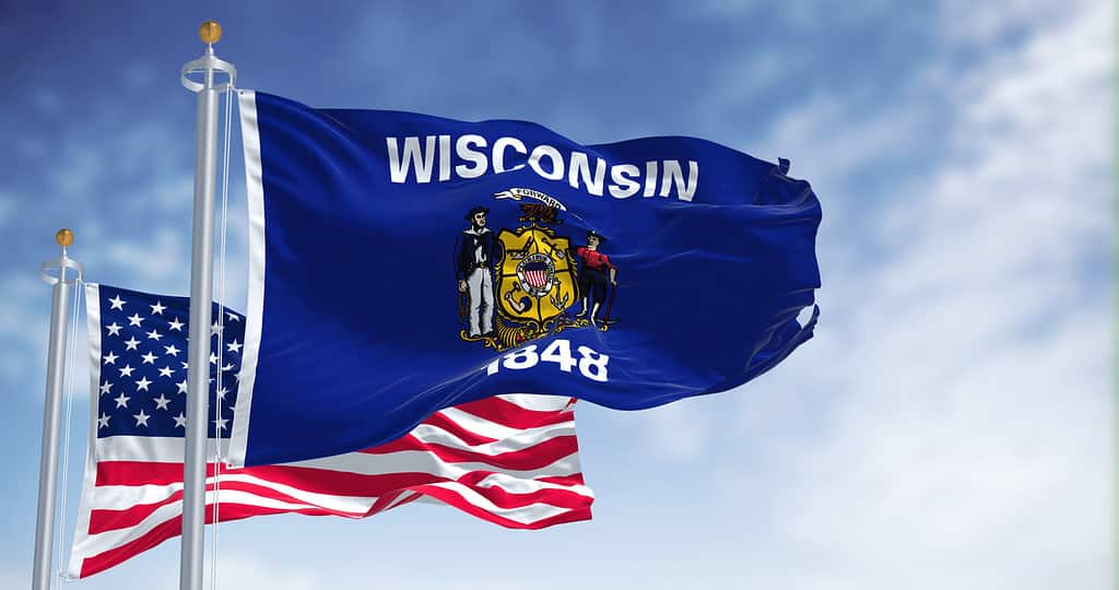 La bandiera dello stato del Wisconsin sventola insieme alla bandiera nazionale degli Stati Uniti d'America