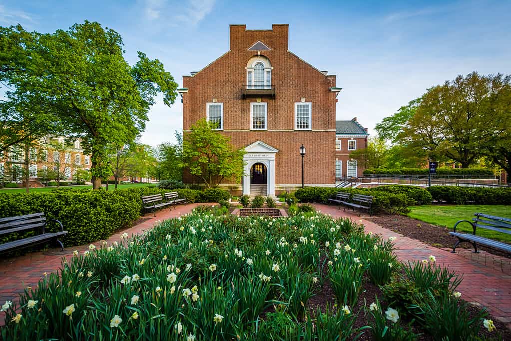 Garden e Latrobe Hall, presso la Johns Hopkins University, Baltimora, Maryland