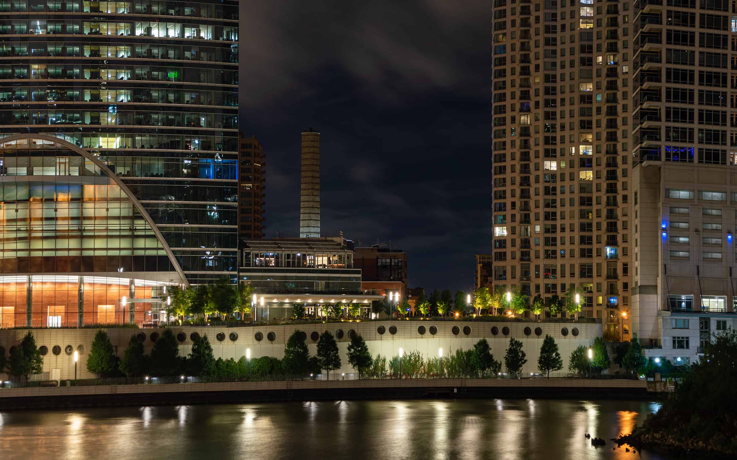 Scena notturna del fiume Chicago e del Riverwalk vicino a Wolf Point nel distretto del fiume West Loop Fulton.