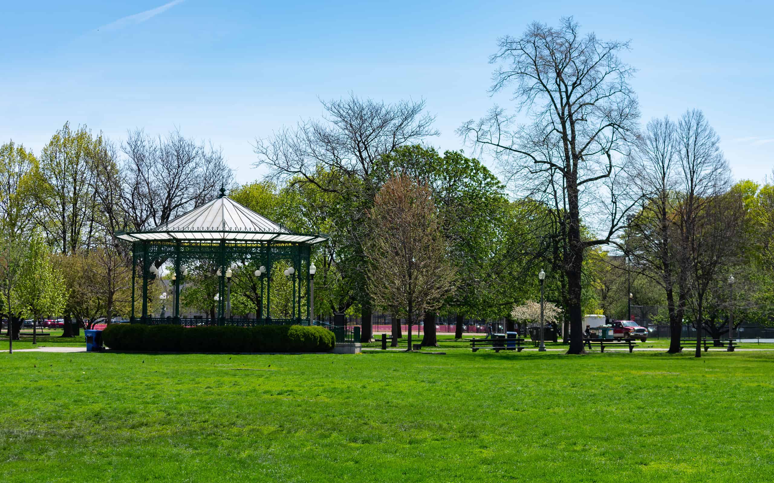 Erba verde e un gazebo al Welles Park in Lincoln Square Chicago