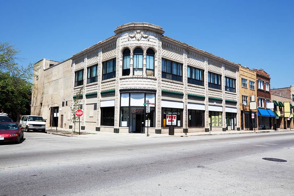 Edificio commerciale su Lawrence Avenue ad Albany Park, Chicago