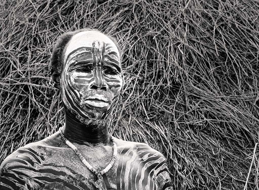 Uomo indigeno etiope della tribù Karo