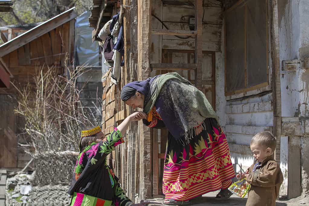 Le donne Kalash si salutano baciandosi le mani.  - Pakistan indigeno