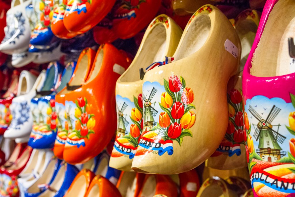 Scaffale nel negozio con file di tradizionali scarpe di legno olandesi - klompen (zoccoli)