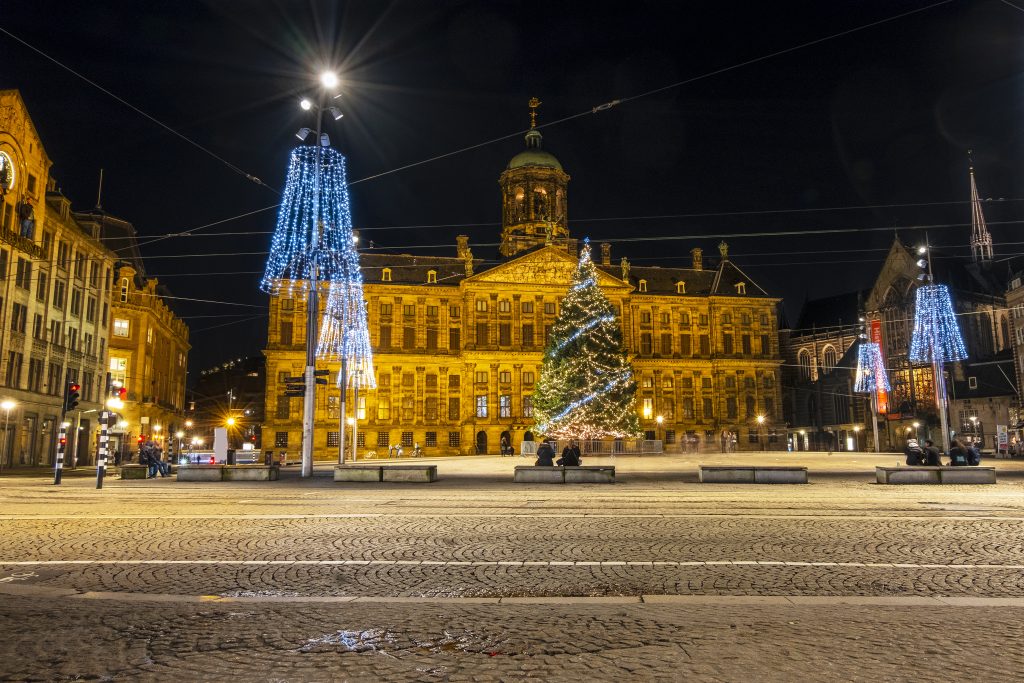 Natale in piazza Dam ad Amsterdam di notte nei Paesi Bassi
